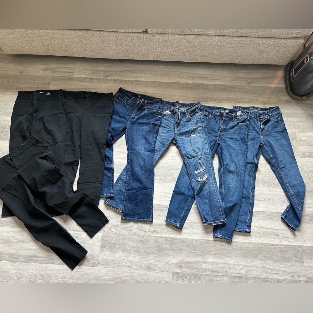 Lot of 7 pair Old Navy women’s jeans. Size 6